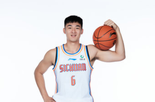 洪辛生涯首秀投篮7中4,得到9分4篮板1封盖