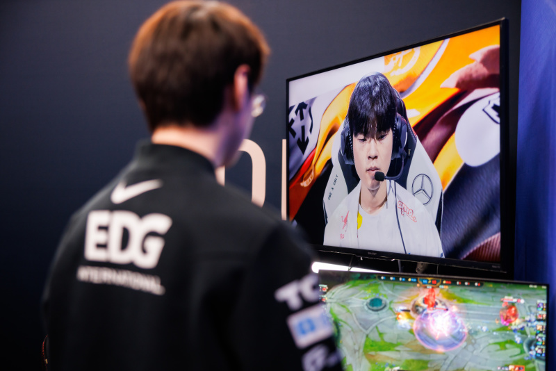 s12八强赛edg返图:meiko注视获胜后屏幕里的deft,赛后拥抱