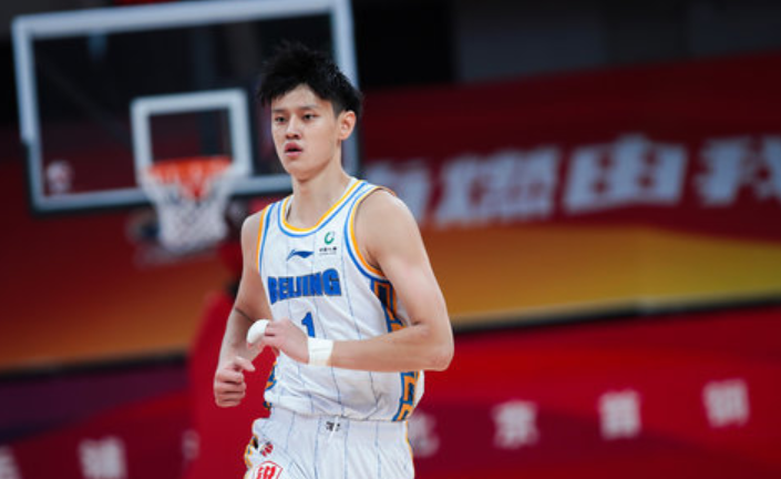 曾凡博点燃队首秀7分8板2帽,曾凡博三分,曾凡博场均得分是多少,曾凡博nba训练