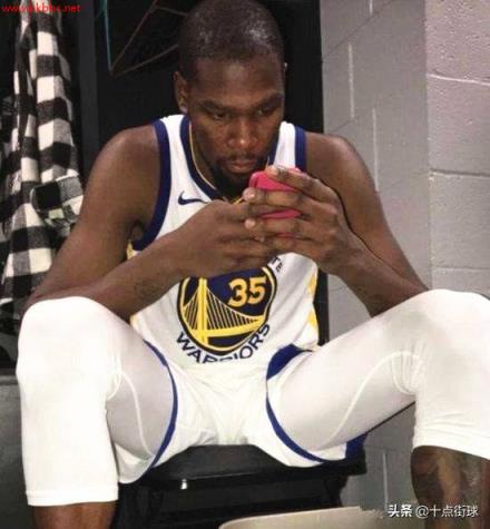 NBA中场休息只有15分钟,除了讲解战术,球员还会做什么?