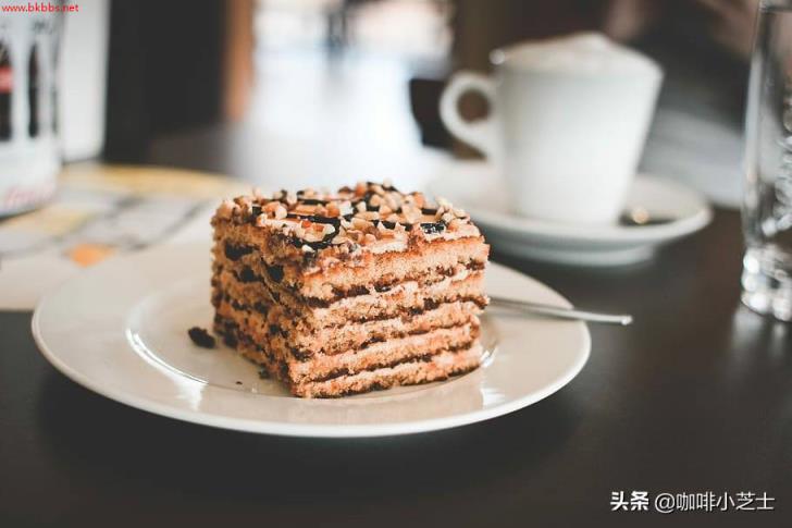 咖啡店蛋糕吃出活蛆!你觉得咖啡店卖的蛋糕保质期有几天?