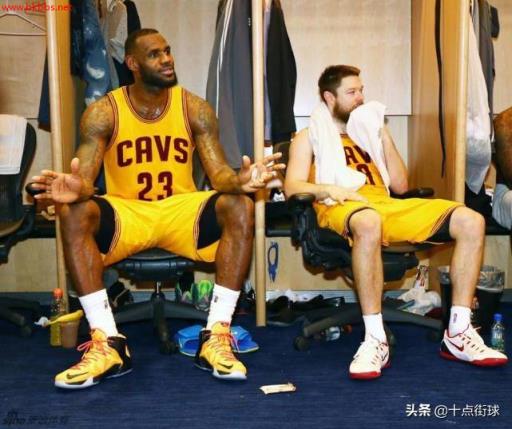 NBA中场休息只有15分钟,除了讲解战术,球员还会做什么?