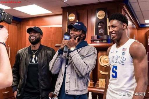 NBA中场休息只有15分钟,除了讲解战术,球员还会做什么?