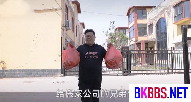 半吨先生首更吃播内容，仍然延续原来的套路，赚钱后搬入三层楼房