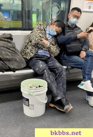 “希望累的时候，他能有个肩膀靠一靠……”