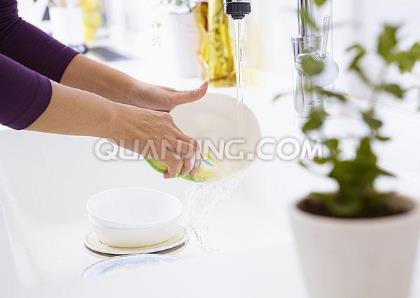 怎样洗盘子省水？洗餐具节水生活小窍门