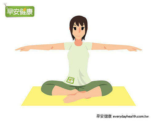 双手张开与肩同高,深呼吸伸展背部肌肉。