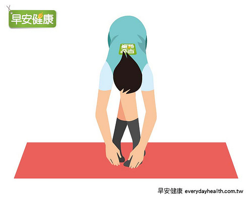 双脚交叉、向下弯腰,可以摸到脚尖就表示柔软度足够。
