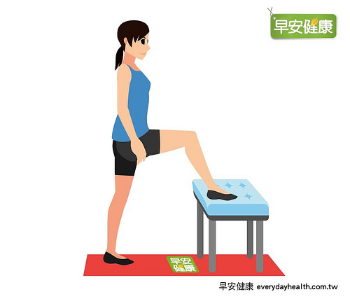 右脚踩在椅子上抬高膝盖,左脚往后踩。