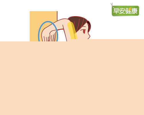 手掌按着墙,将身体朝前探出一步,调整到能够伸展上臂以及整个腹部的位置,维持30秒钟。