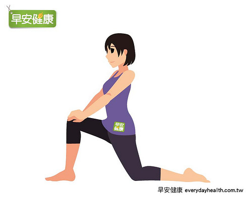 双膝跪地后右脚往前踏,左脚膝盖往后伸展,帮助促进循环