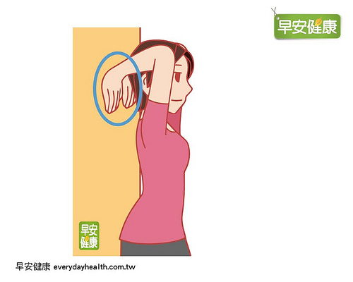 背部向着墙壁,双手举起,弯曲手肘,指尖向下地将手掌贴在墙上。