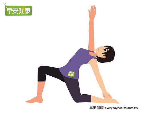 左手抓左脚踝同时腹部用力、将身体转正,右手往上方举起,帮助消除水肿