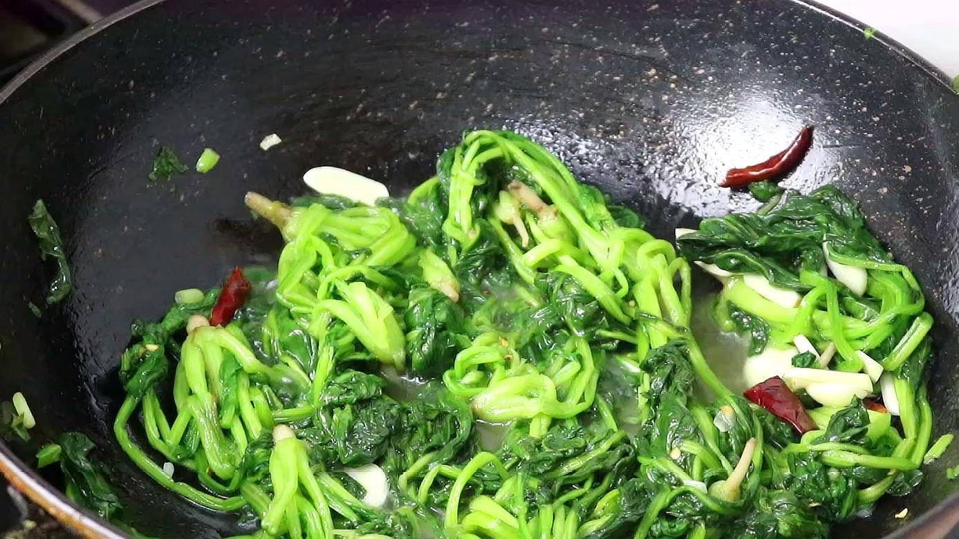 不管炒什么青菜,都别直接下锅,大厨教你正确做法,菜鲜嫩不老