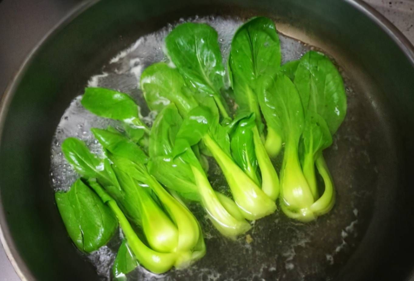 想吃脆嫩不变色的炒青菜,别再直接下锅炒,学会这招,好吃又好看