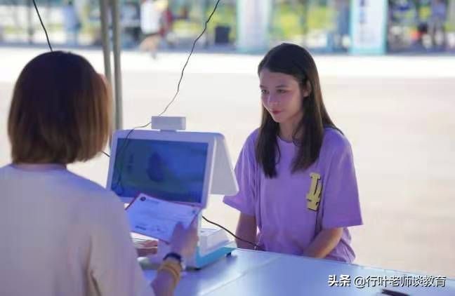 武汉学院迎来“迪丽热巴”,精致的五官,让许多女生羡慕嫉妒