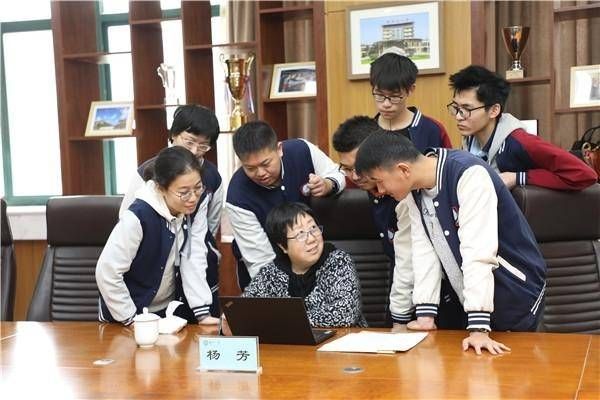 “郑州11中学子,我在清华等你们”——清华大学杨芳教授莅临郑州11中指导