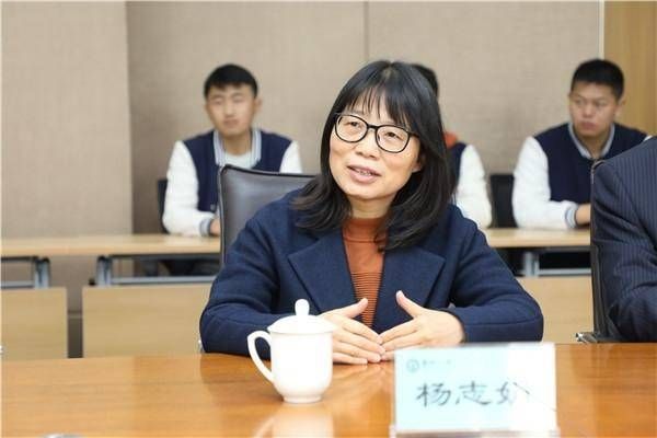 “郑州11中学子,我在清华等你们”——清华大学杨芳教授莅临郑州11中指导
