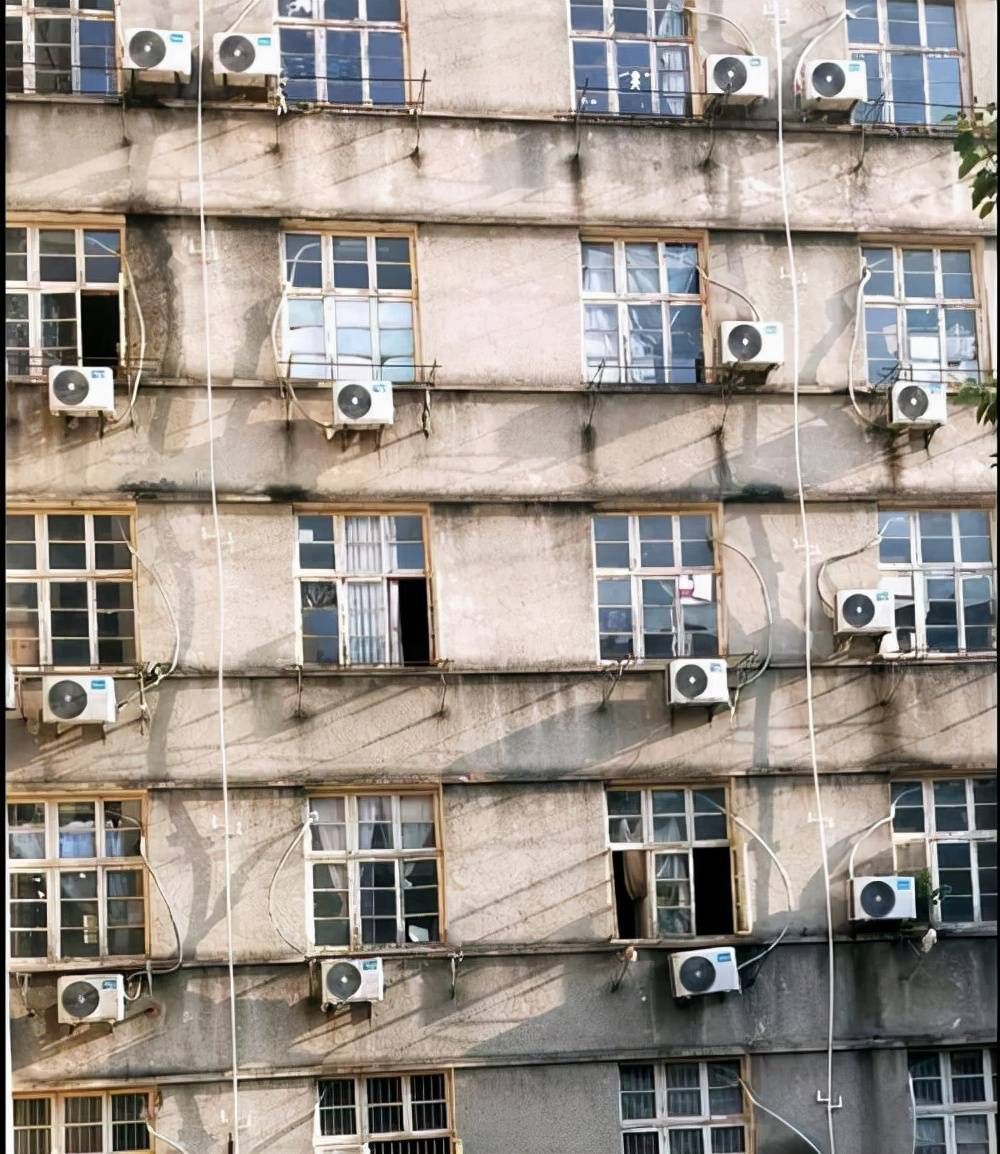 河南一高校中国学生为消暑“睡操场”,留学生却睡空调房,引热议