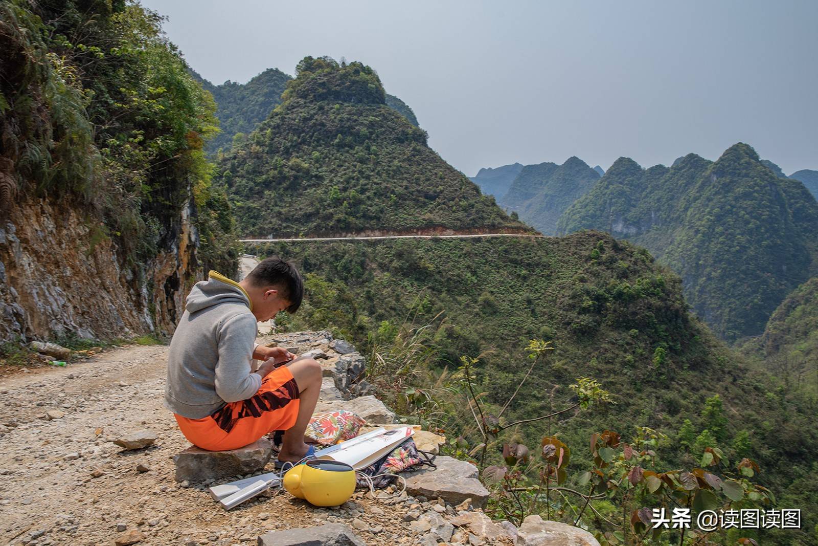 佳茵印像读图读图:《大山里的网络课堂》