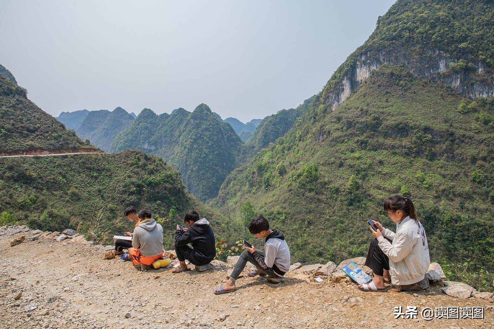 佳茵印像读图读图:《大山里的网络课堂》