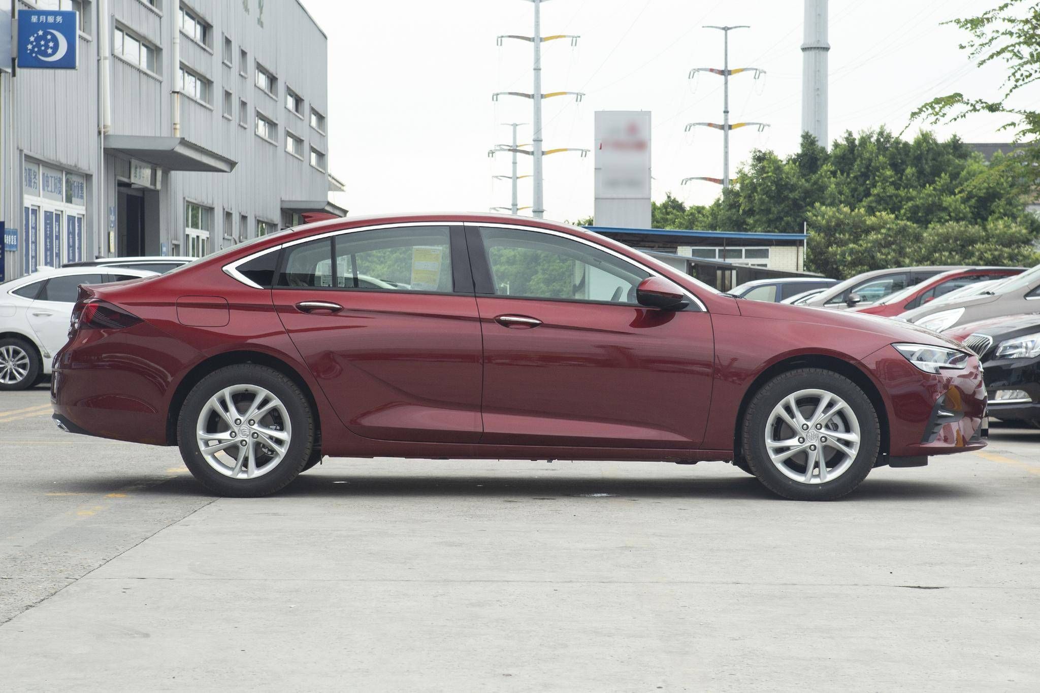 别克君威:中型车,NEDC综合油耗6.3L/100km,用车成本经济