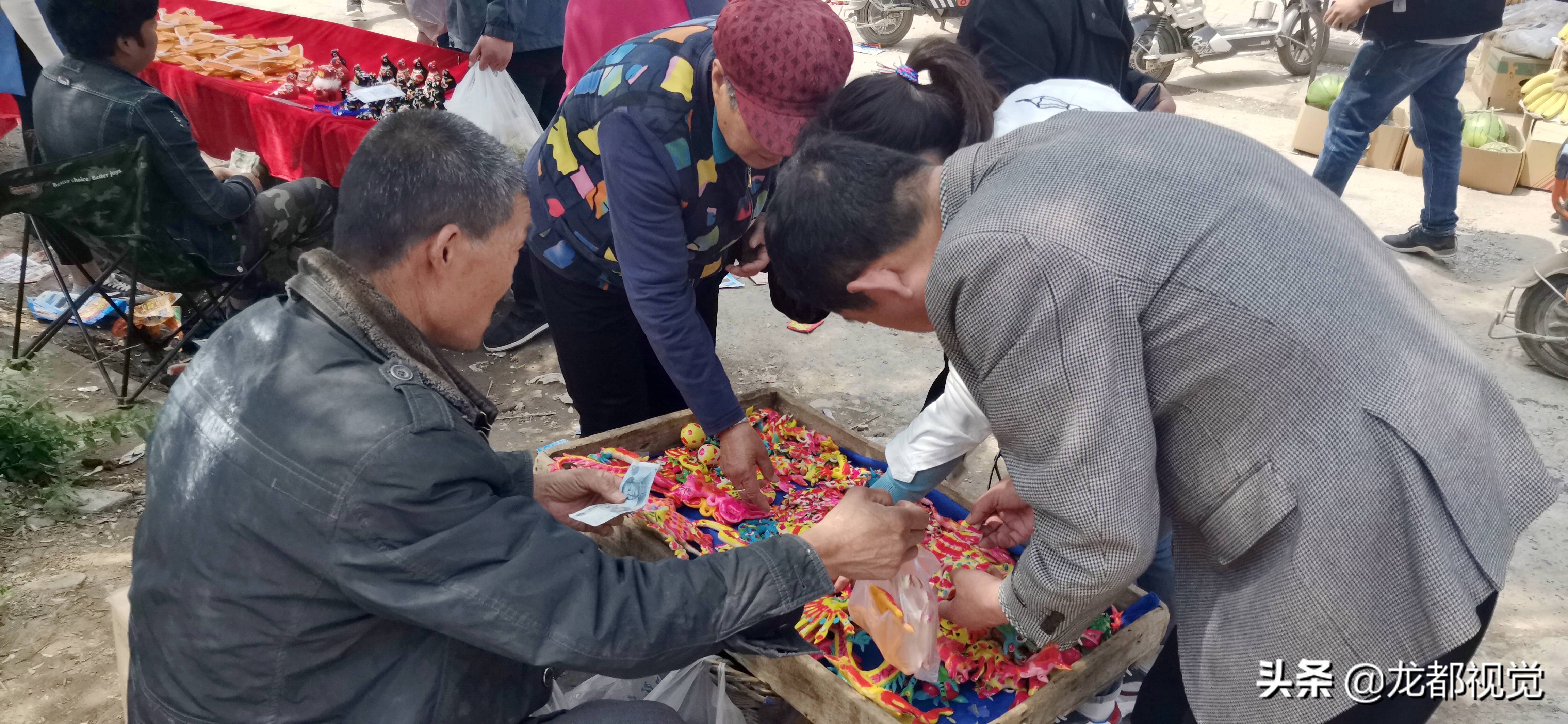 河南小村有个百年面人会,每年一天专卖面人,老艺人凌晨赶来摆摊