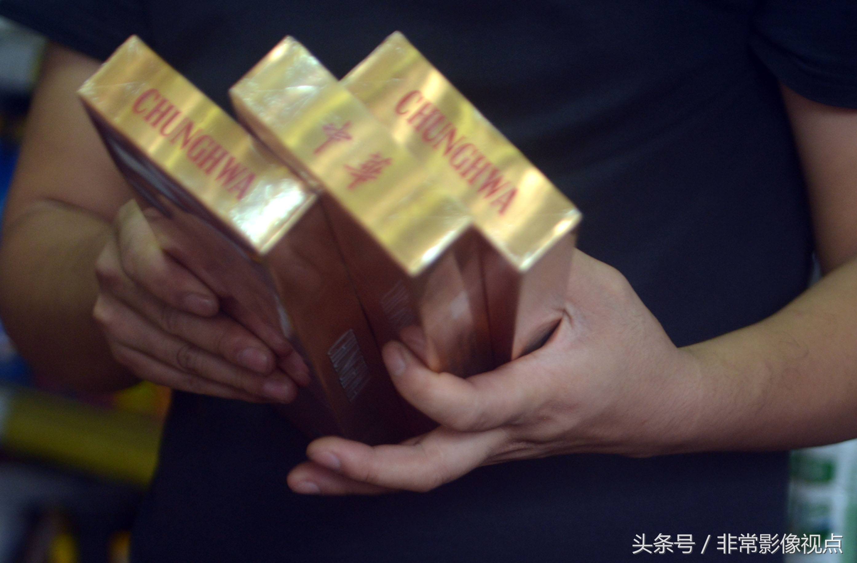 小地方流行抽细中华,安徽游客在成都狂买细中华贵烟带回去赚差价