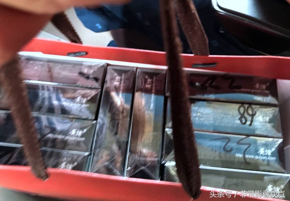 小地方流行抽细中华,安徽游客在成都狂买细中华贵烟带回去赚差价