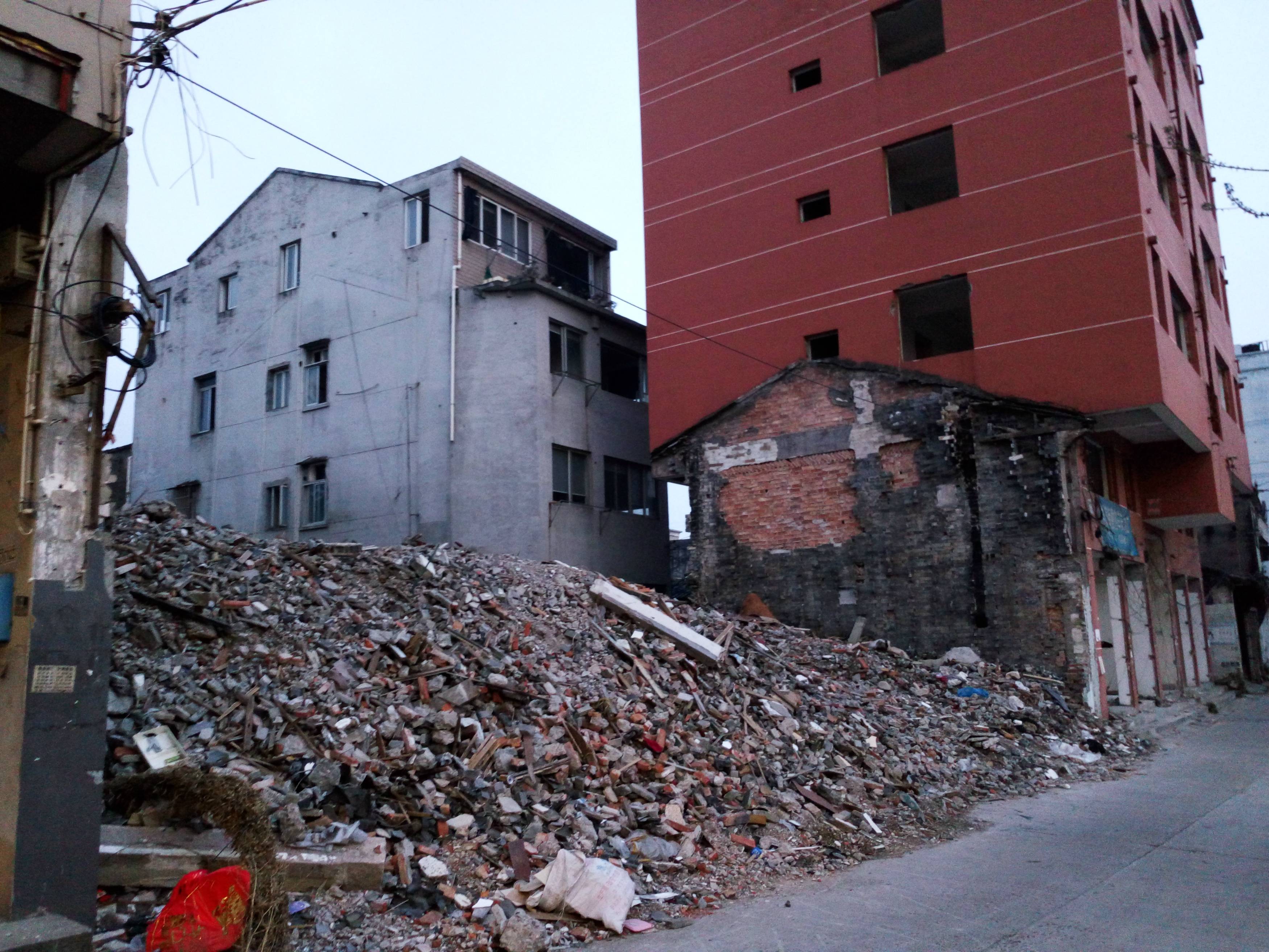 记录大建大美中的温州:瓯海区汇头路的巷子里,人去楼空全是废墟