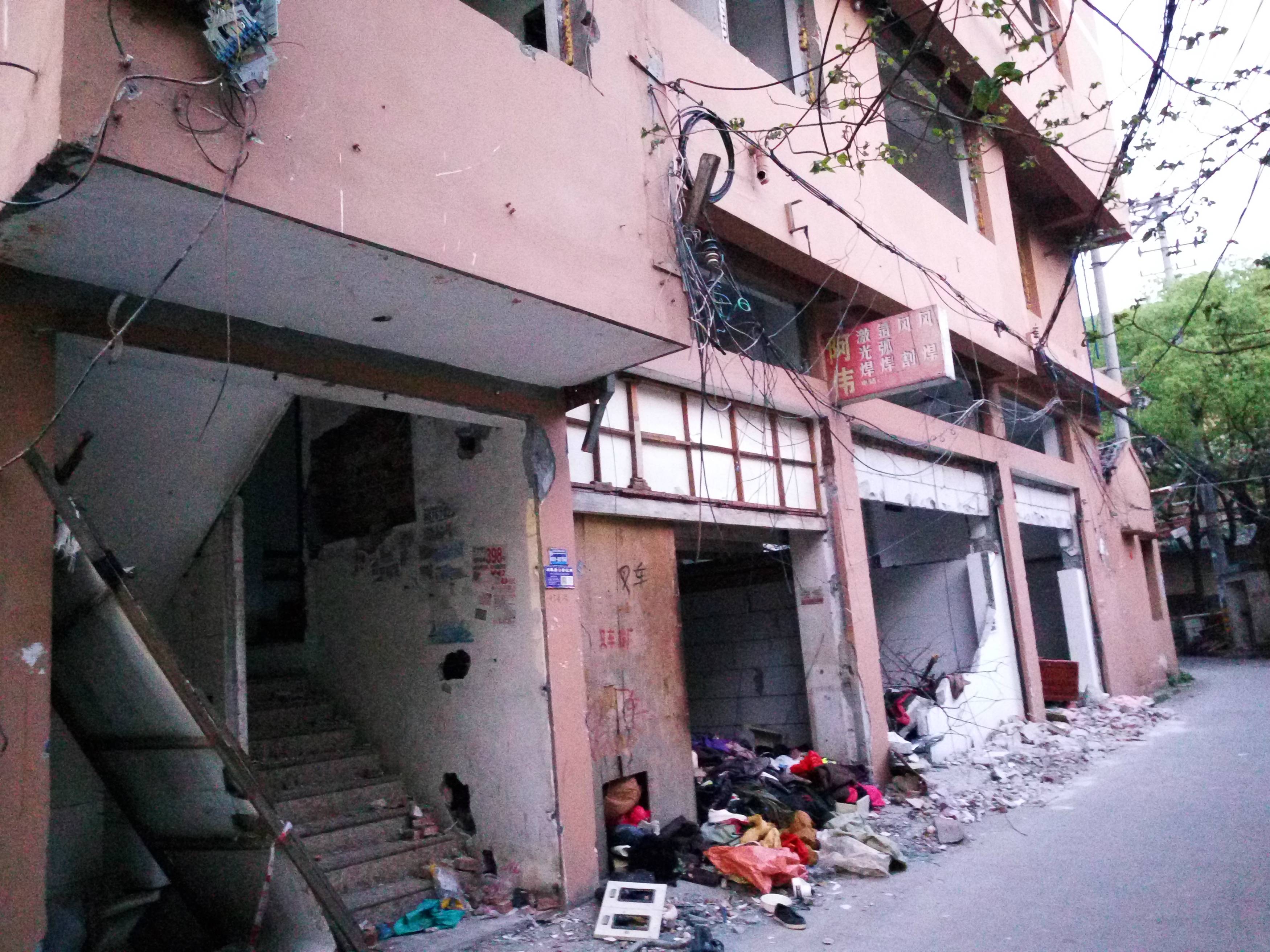 记录大建大美中的温州:瓯海区汇头路的巷子里,人去楼空全是废墟