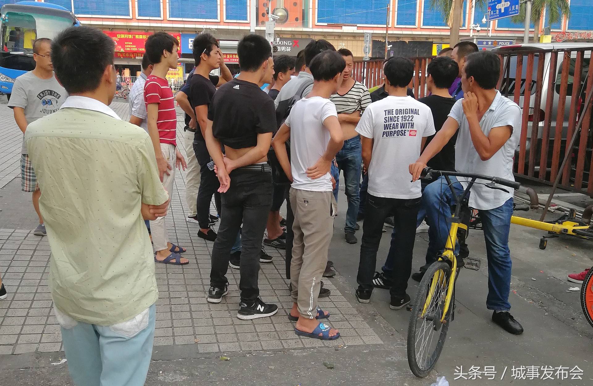 实拍深圳临时工市场,日结保安一天100元,工厂短期工一天160元