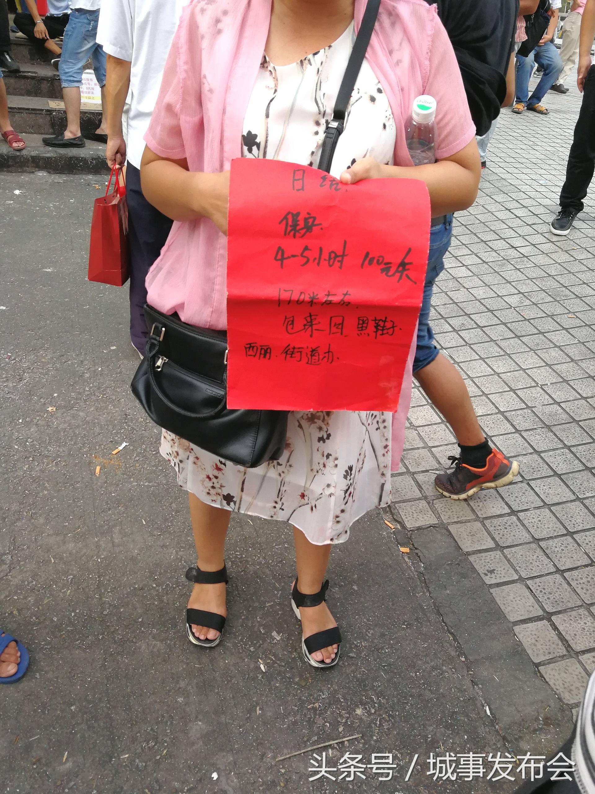 实拍深圳临时工市场,日结保安一天100元,工厂短期工一天160元