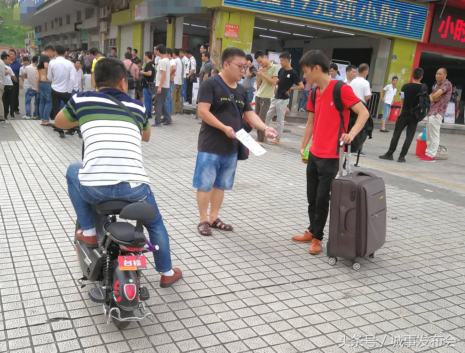 实拍深圳临时工市场,日结保安一天100元,工厂短期工一天160元