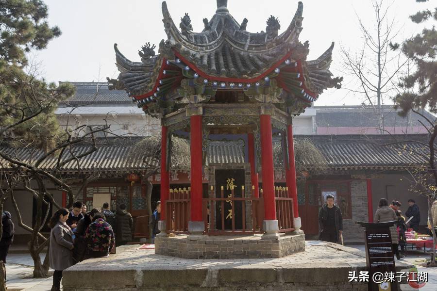 去五丈原拜诸葛亮衣冠冢,却看到一个莫名其妙的碑