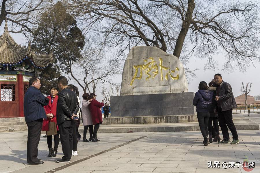 去五丈原拜诸葛亮衣冠冢,却看到一个莫名其妙的碑