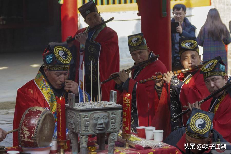 去五丈原拜诸葛亮衣冠冢,却看到一个莫名其妙的碑