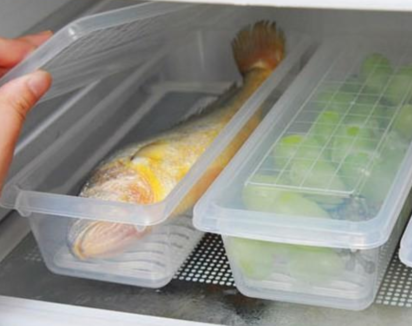 冻鱼肉时,别再直接放冰箱,学会这两招,鱼肉放一年都鲜嫩美味