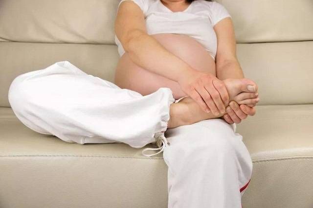 怀孕后,孕妈双脚浮肿怎么办?3个原因及4种缓解方法,请收藏