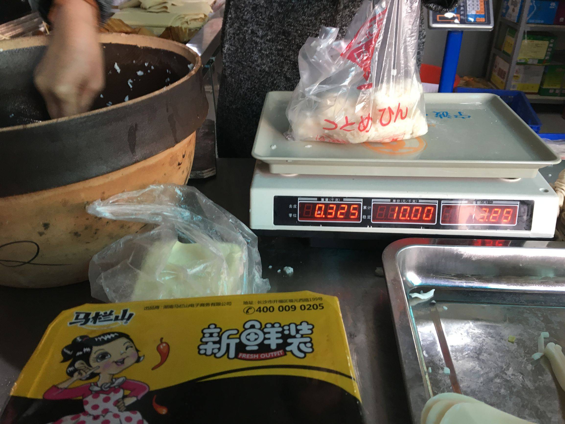 女子当街摆摊卖“手工甜酒”,售价5块钱一斤,月收入高达五位数