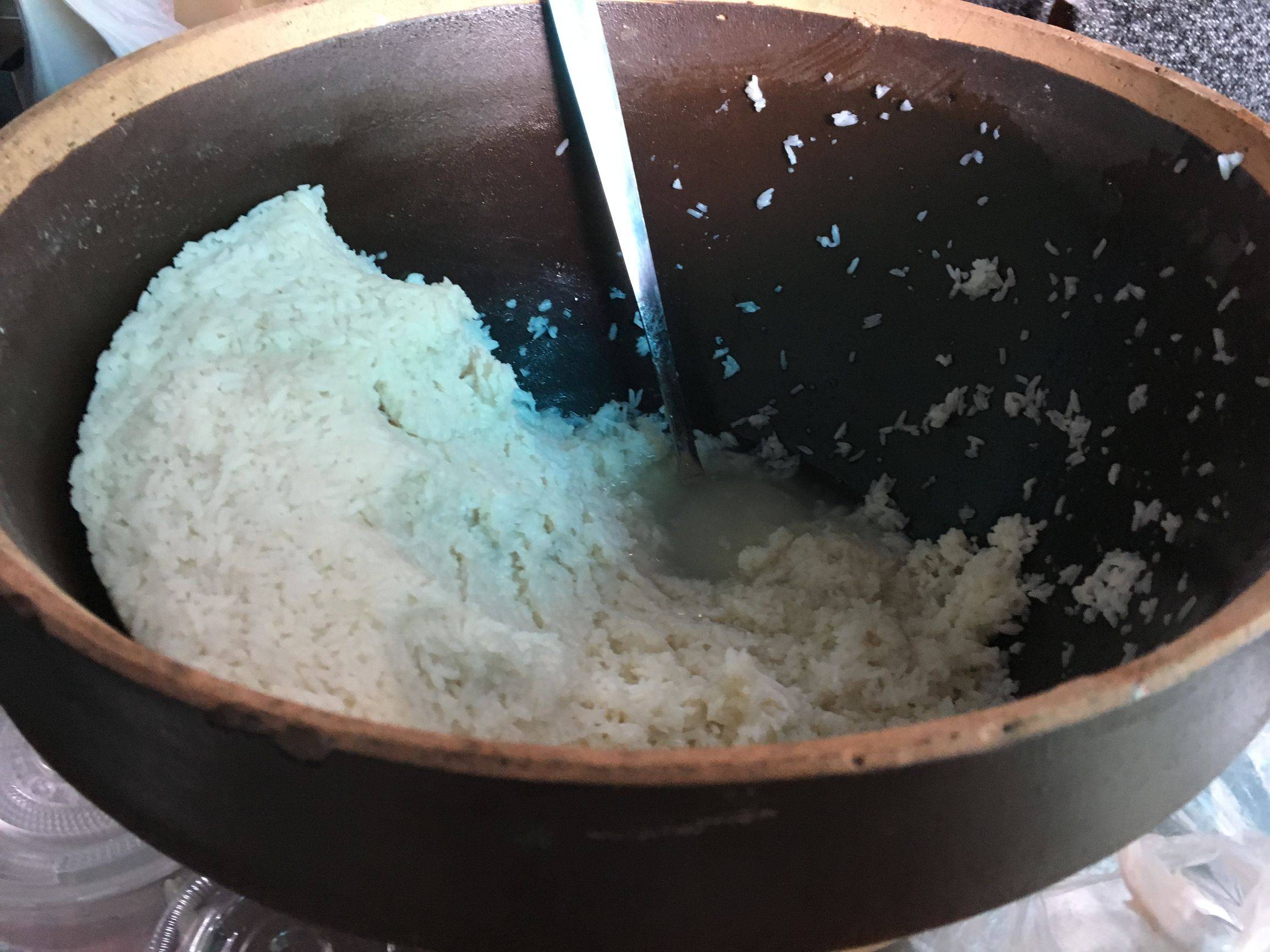 女子当街摆摊卖“手工甜酒”,售价5块钱一斤,月收入高达五位数