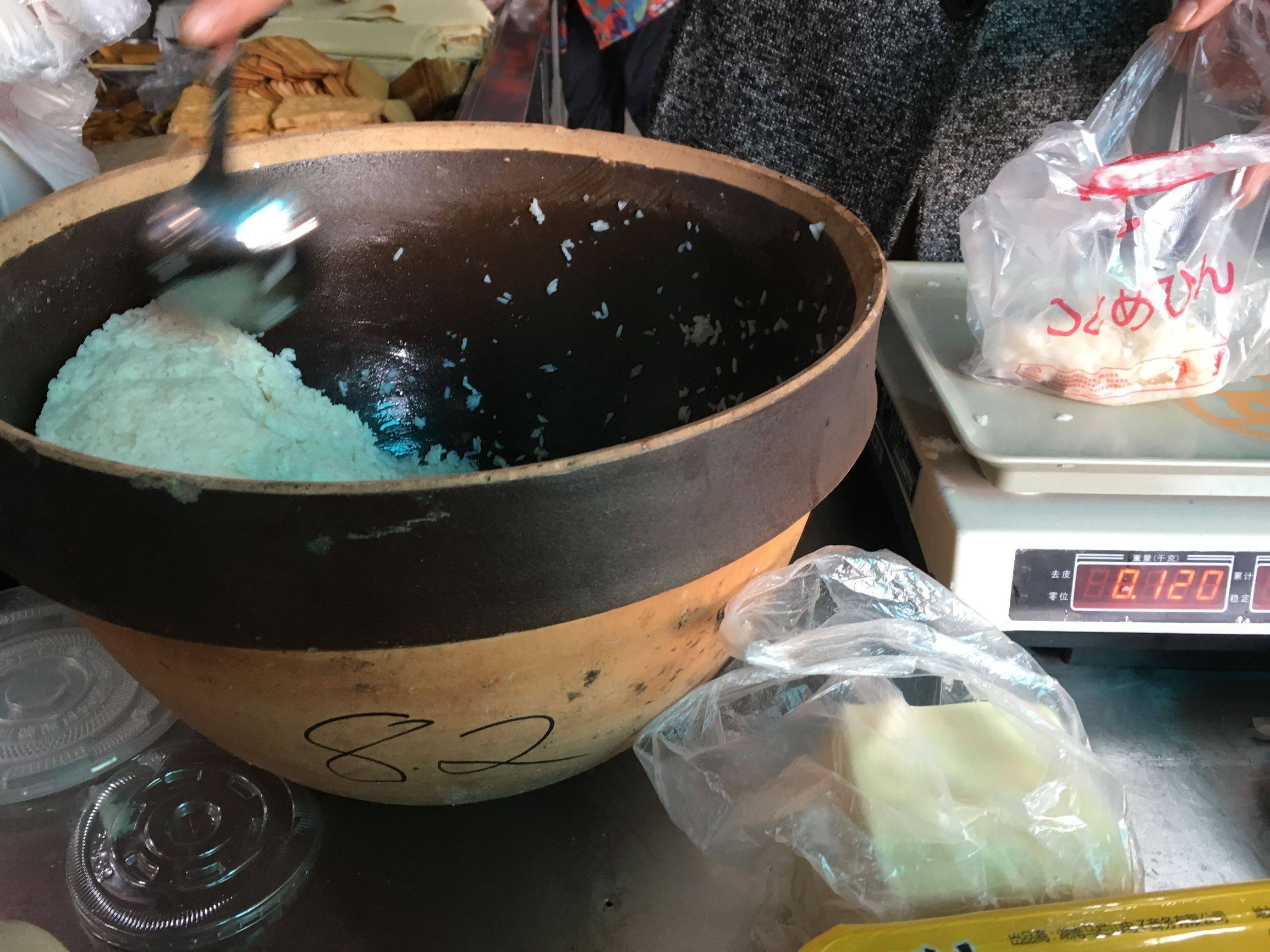 女子当街摆摊卖“手工甜酒”,售价5块钱一斤,月收入高达五位数