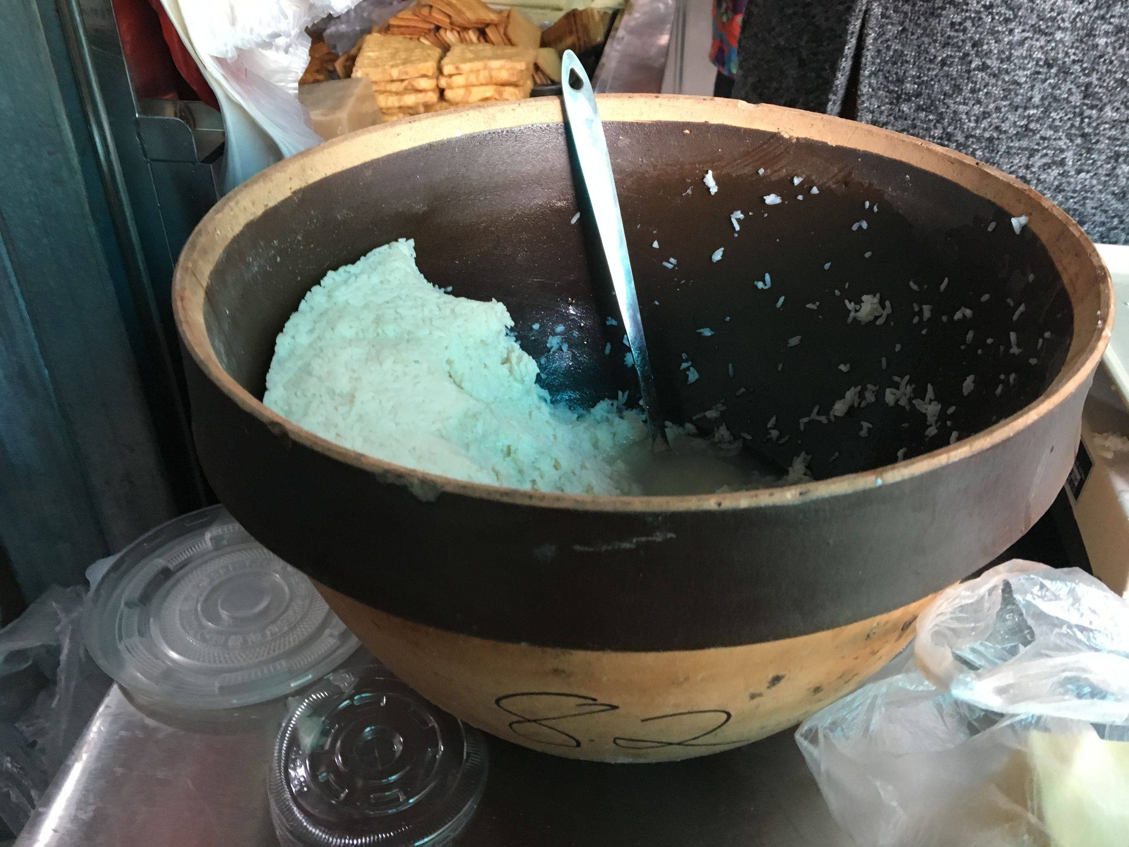 女子当街摆摊卖“手工甜酒”,售价5块钱一斤,月收入高达五位数