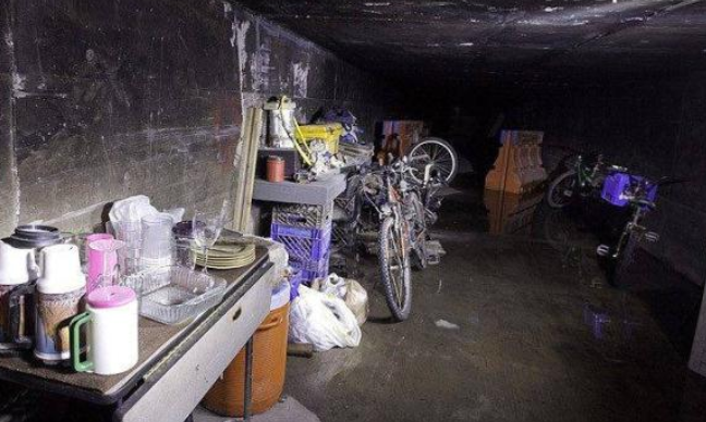 实拍:繁华的拉斯维加斯城市下面,一群住在下水道的人们