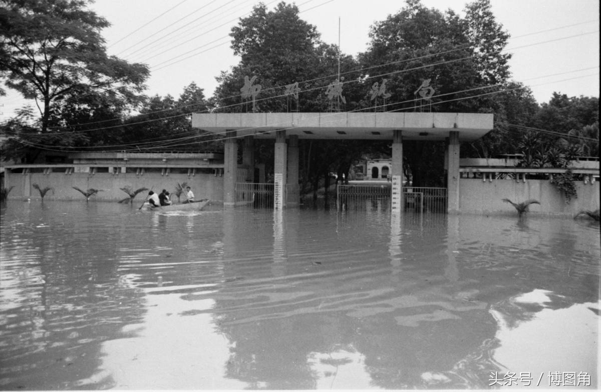 1996年7月,被水围困的广西柳州铁路局