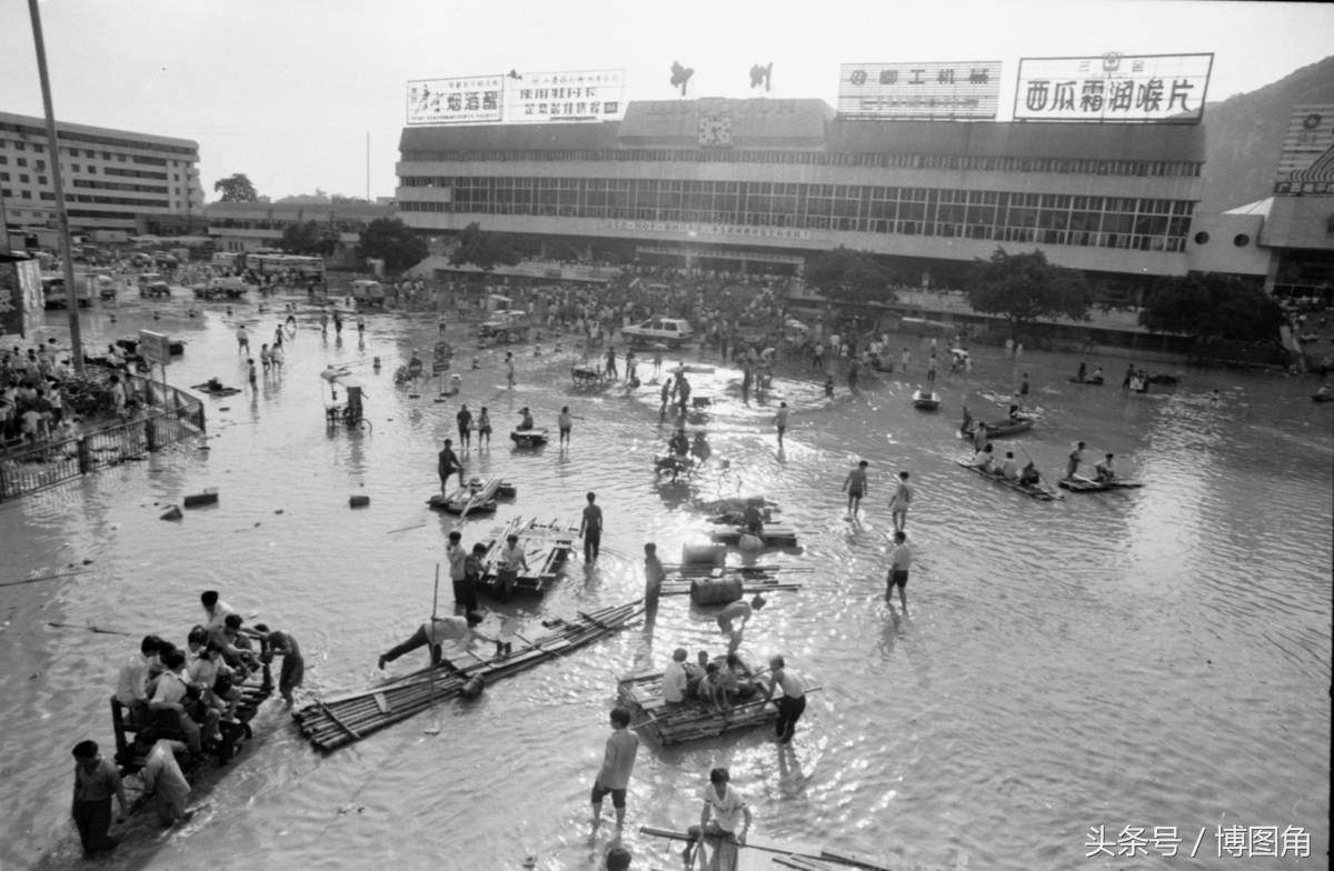 1996年7月,被水围困的广西柳州铁路局