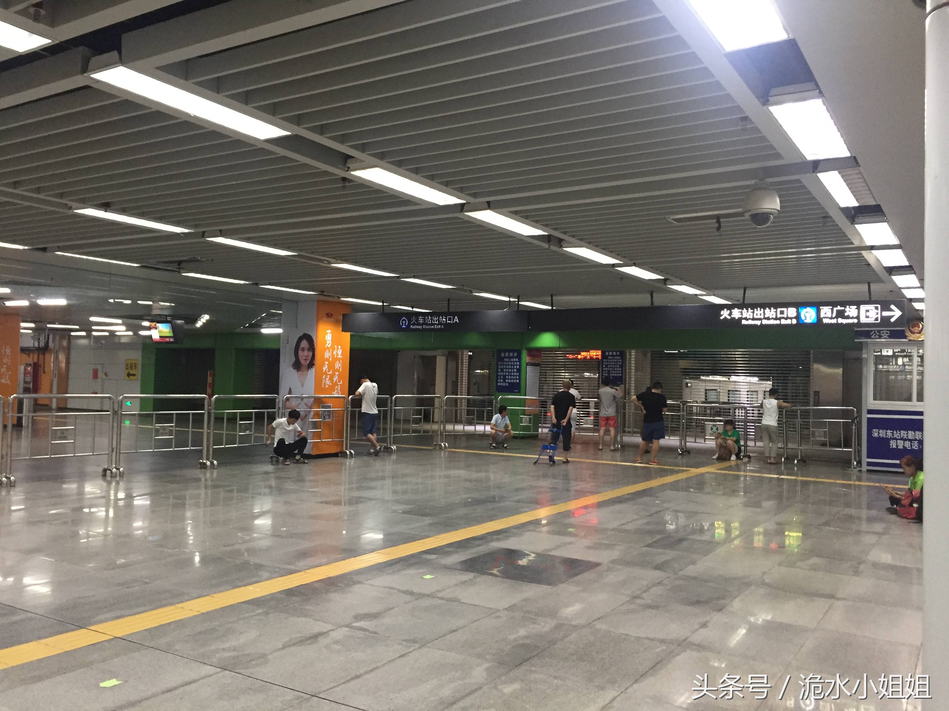 实拍暑假期间的深圳东站,一个大人带两个小孩是标配