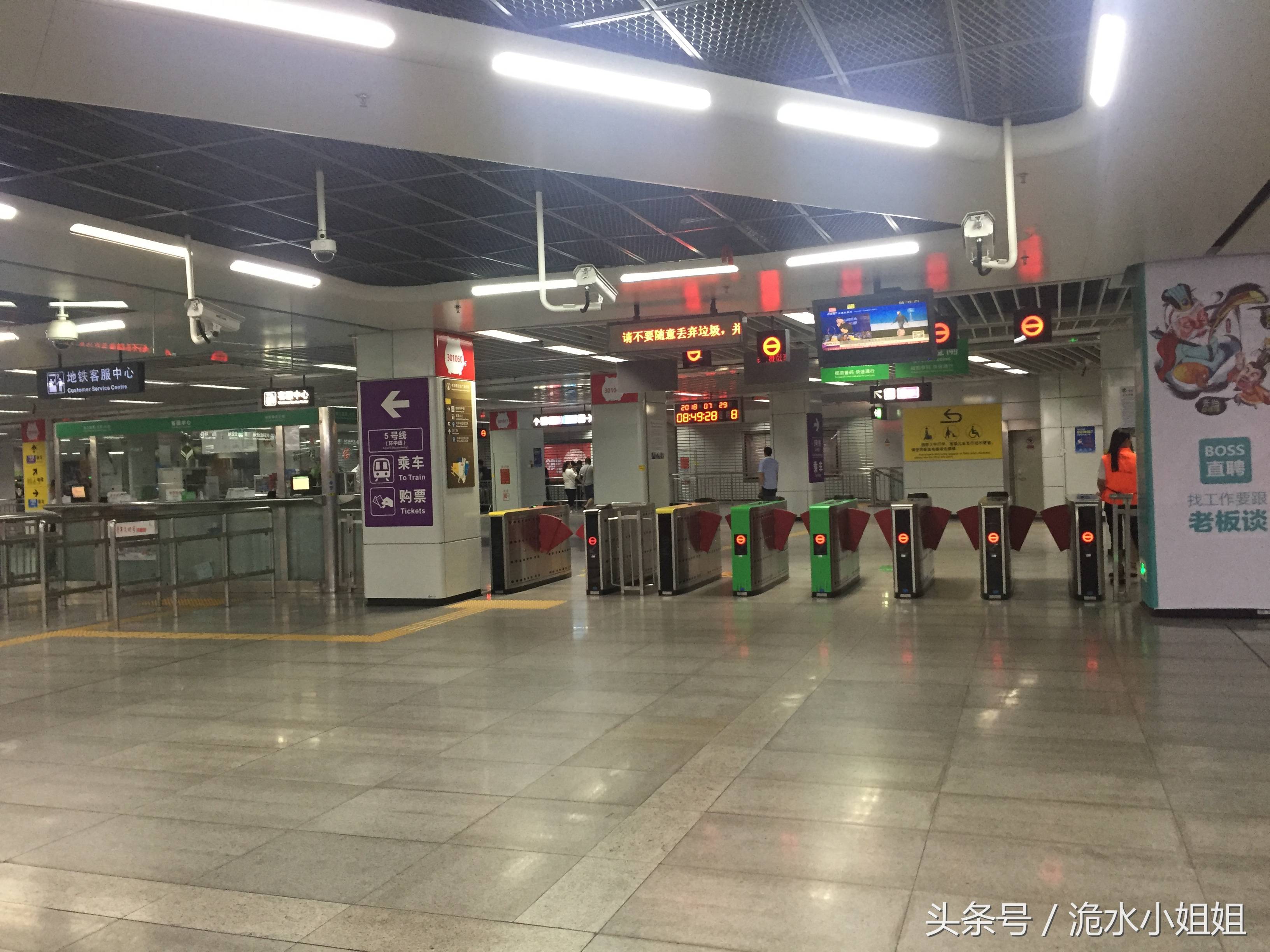 实拍暑假期间的深圳东站,一个大人带两个小孩是标配