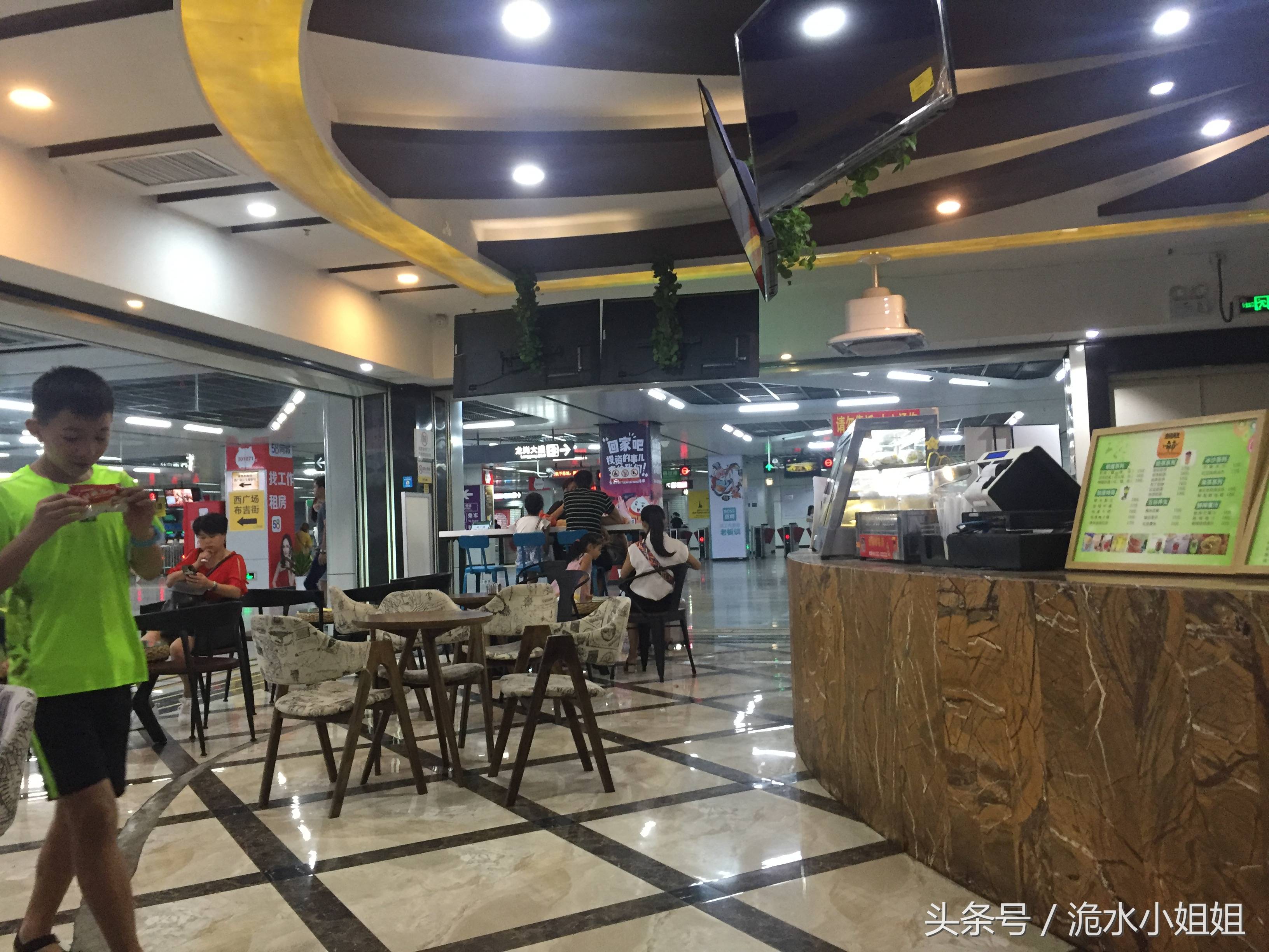 实拍暑假期间的深圳东站,一个大人带两个小孩是标配