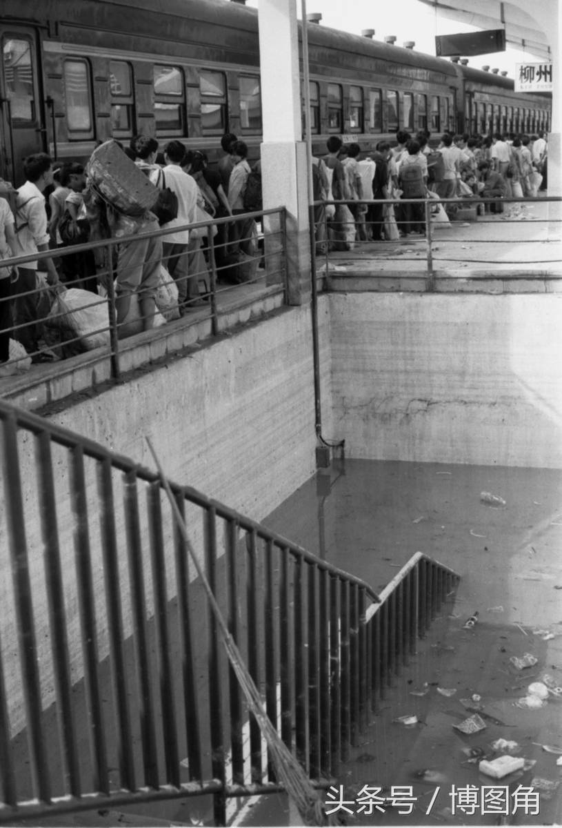 1996年7月,被水围困的广西柳州铁路局